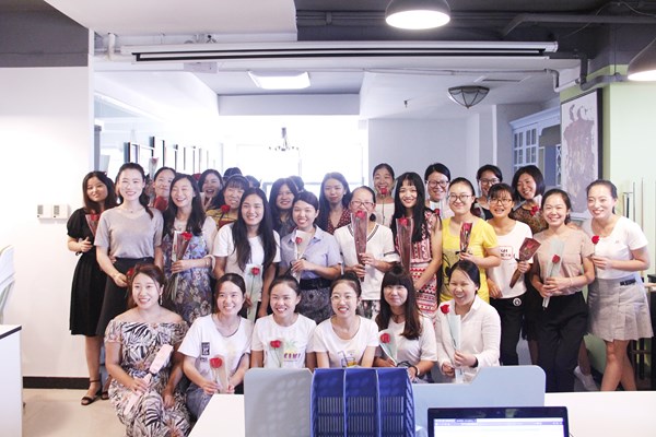 female employees receive roses and chocolates from doing on chinese valentine's day