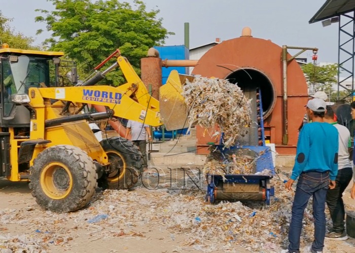 Waste plastic feeding for pyrolysis machine