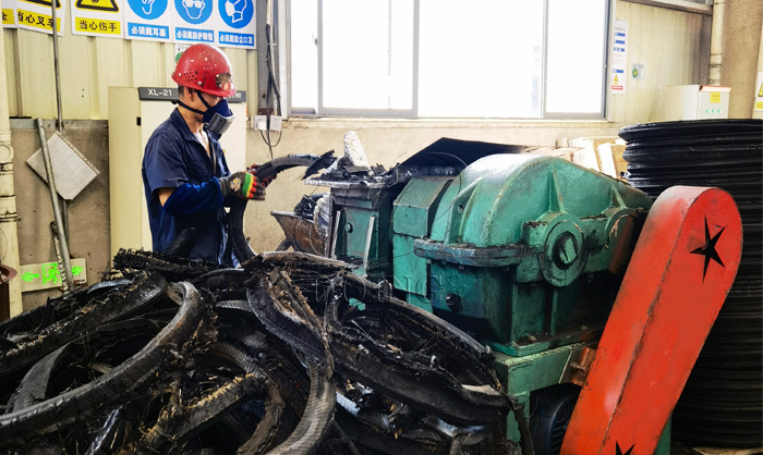 Pretreatment for continuous waste tires pyrolysis machine